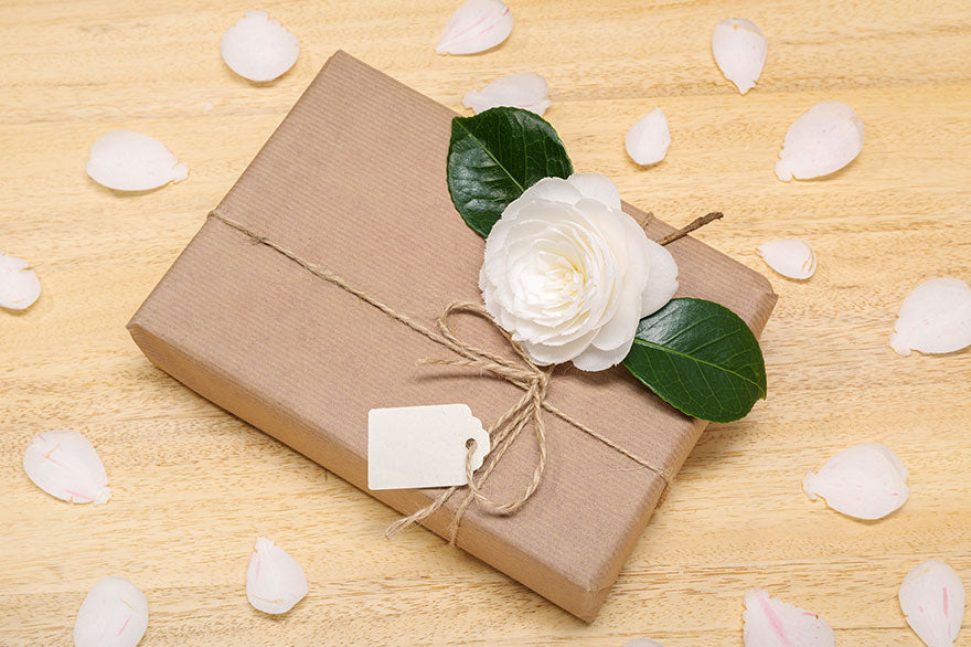 Mock up Gift box with blank label and flower